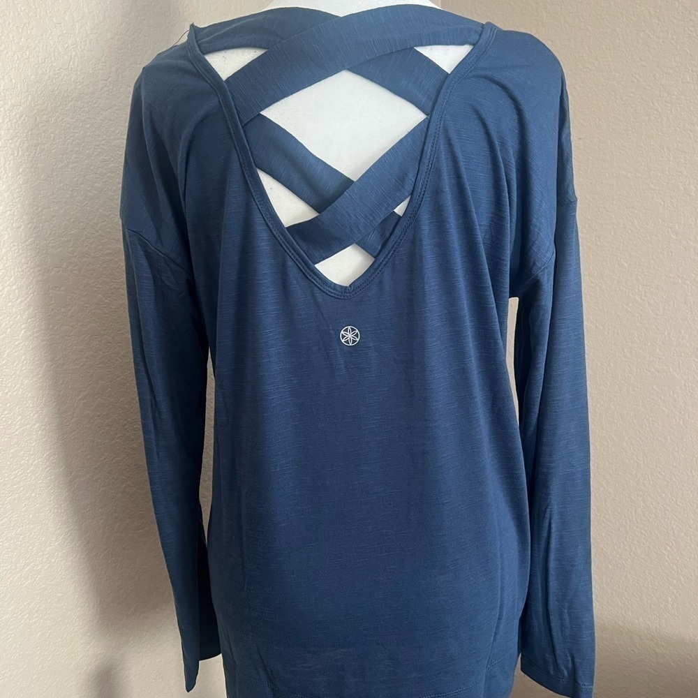 𝅺GAIAM athletic pull over with cross back size small